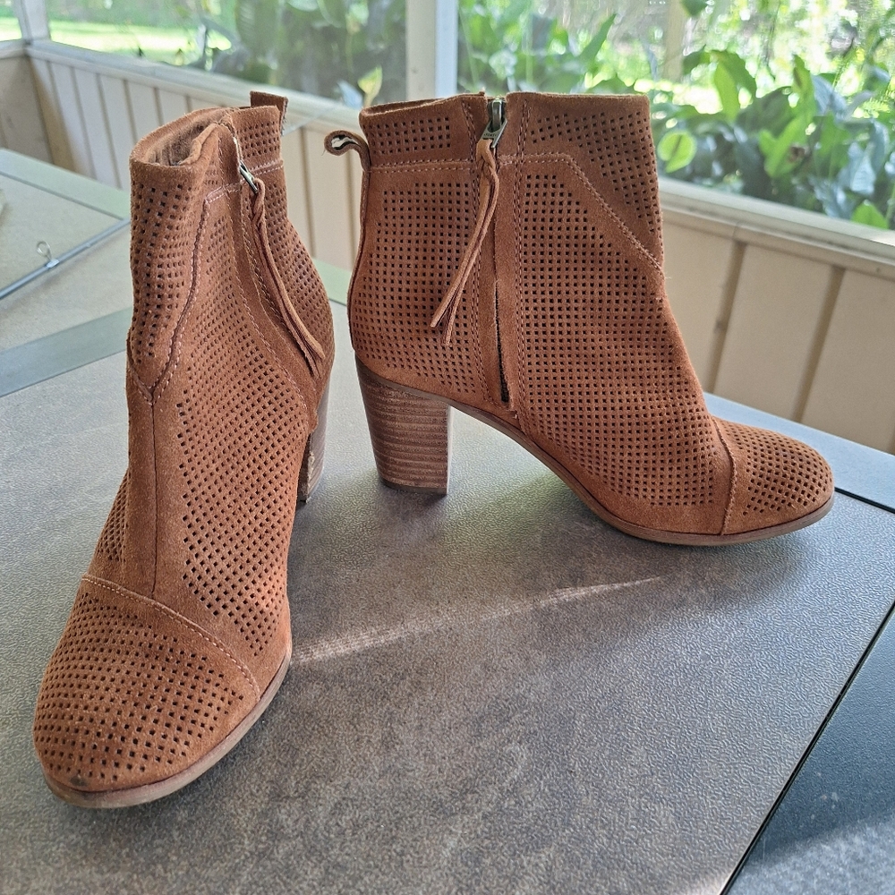 TOMS Lunata Ankle Side Zip Suede Perforated Boot Bootie 7 Zipper